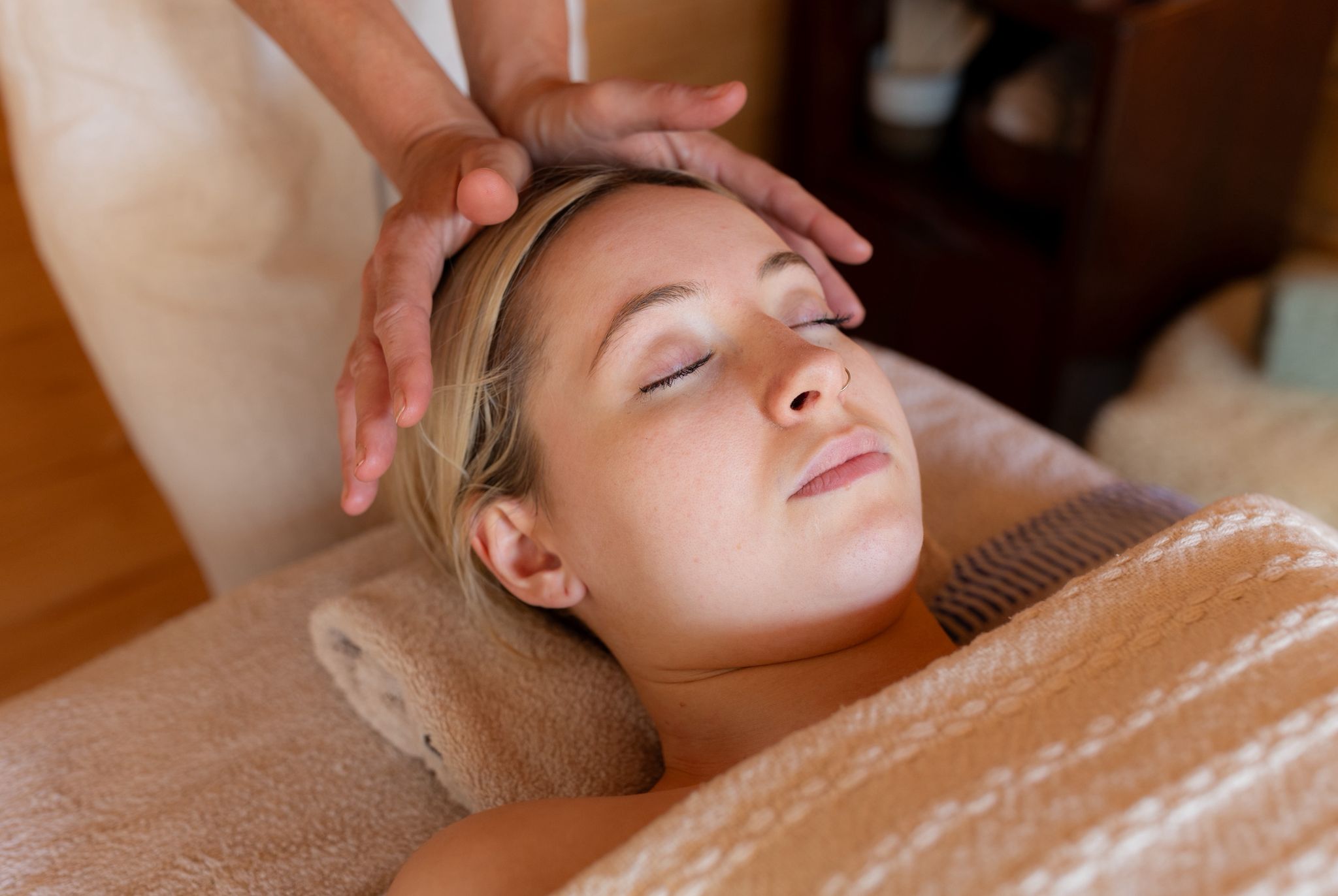 Traditional scalp, neck, shoulder and facial pressure point massage that supports relaxation, clarity & calm.
